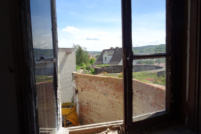 Blick aus dem Fachwerkhaus auf den alten Wehrturm der Freiheiter Stadtmauer