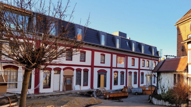 Die Alte Möbelfabrik im Dezember 2022 | Neue Farben für die Fassade