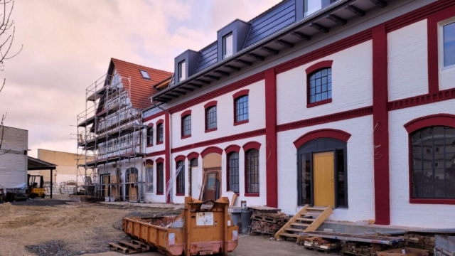 Die Alte Möbelfabrik im Dezember 2022 | Neue Farben für die Fassade